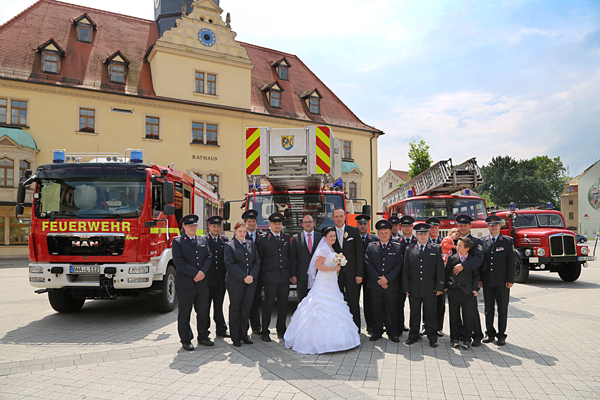 Brautpaar mit Feuerwehr vor Rathaus Borna