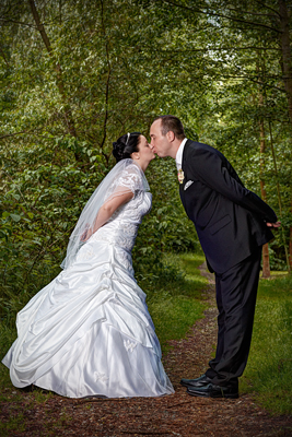 Braut und Bräutigam küssen sich Hochzeitsbild