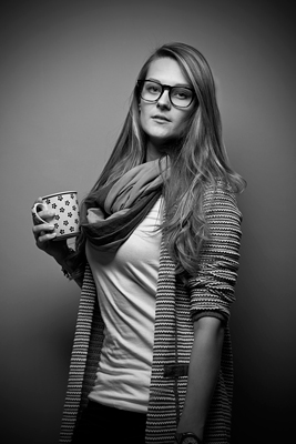 Businessportrait Model mit Kaffeetasse