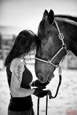 Model mit Pferd beim Fotoshooting schwarz weiß