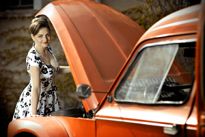 Pin up Style Foto Model altes Auto